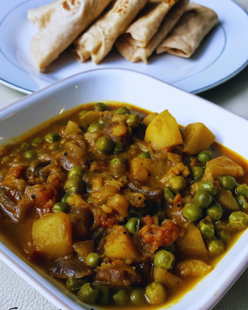 Kerala style green peas curry  with a roasted coconut sauce.